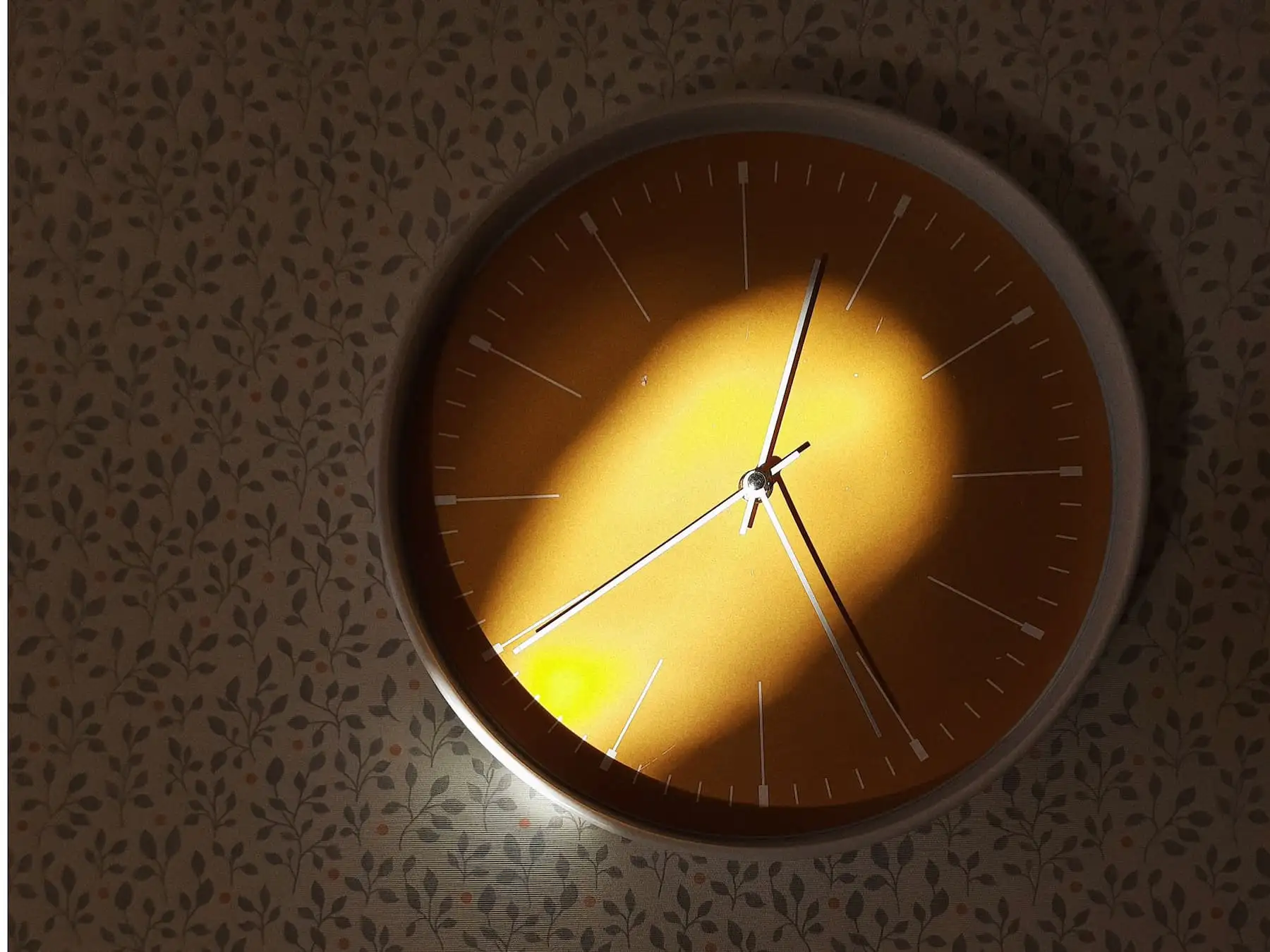 Wanduhr mit warmem Sonnenlicht beleuchtet, Sinnbild für die geringe Zeit, die die tägliche Hühnerpflege benötigt.